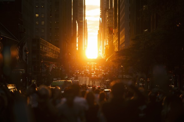 На Манхеттені пробки: натовпи людей фотографують захід сонця