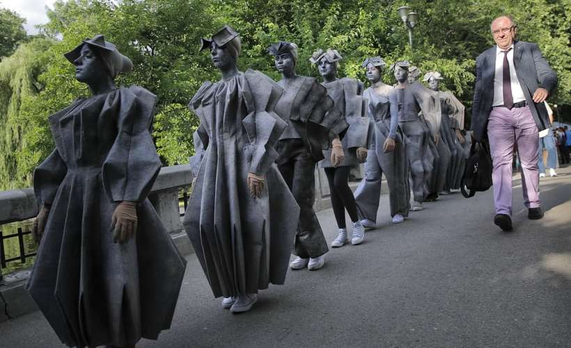 Коли оживають статуї: 14 приголомшливих знімків з фестивалю живих скульптур в Бухаресті