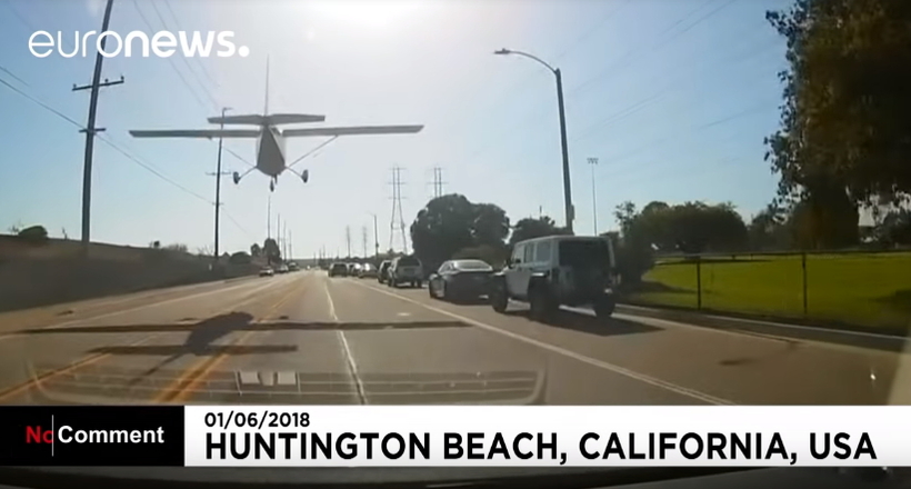 Відео: У Лос-Анджелесі літак приземлився прямо на проїжджу частину
