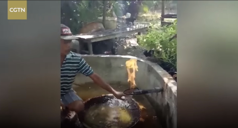 Відео: Що буде, якщо піднести сірник до води з-під крана на Філіппінах