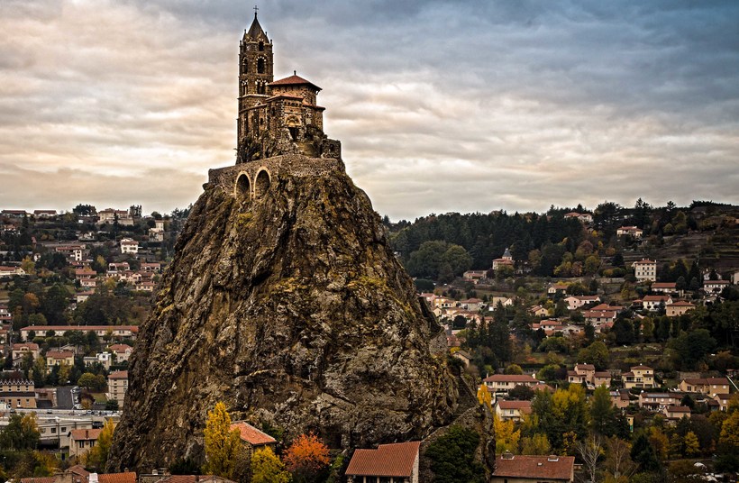 Каплиця на прямовисній скелі: одне з найкрасивіших місць Франції, про який мало хто знає