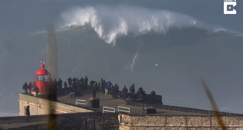 Захоплююче відео, як безстрашний серфер підкорює гігантську 30-метрову хвилю