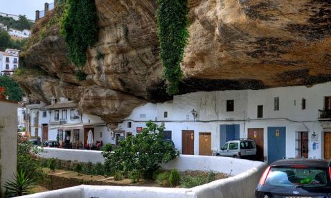 16 приголомшливих знімків міста, побудованого під скелею