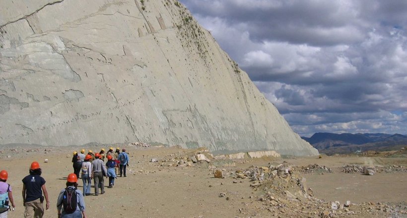 Стіна динозаврів в Болівії: як сліди стародавніх рептилій опинилися на прямовисній скелі