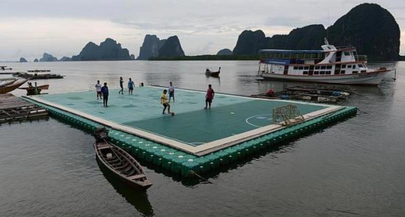 Відео: Дивовижне плавуче футбольне поле в селі морських циган в Таїланді 