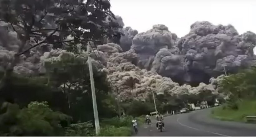 Відео: Люди намагаються втекти від вулкану в Гватемалі
