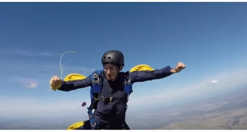 Відео: Недосвідчений парашутист під час стрибка випадково відчепив основний парашут