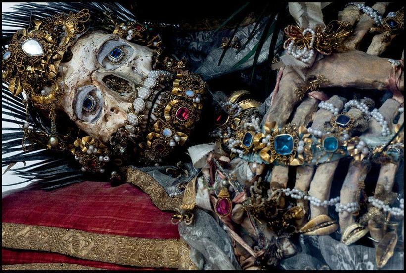 Святі з катакомб: як церкви прикрашали скелети коштовностями і виставляли напоказ