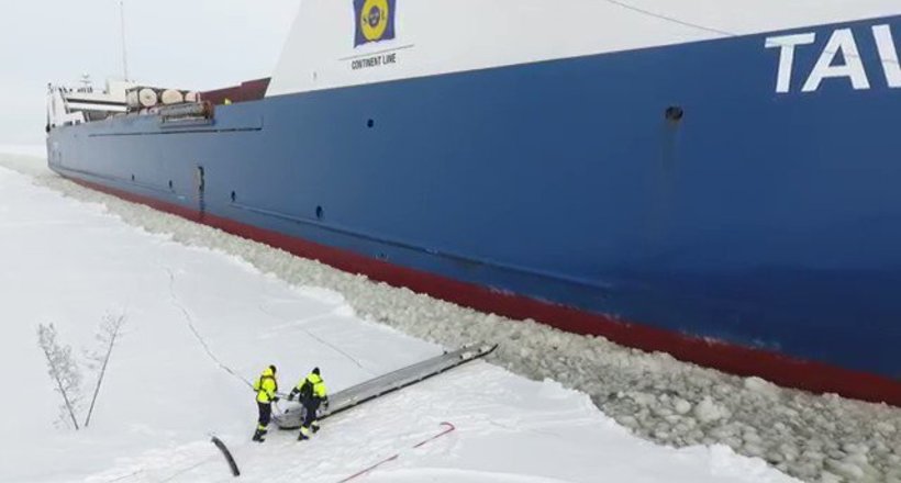 Відео: Фінська моряк сідає на корабель рухається