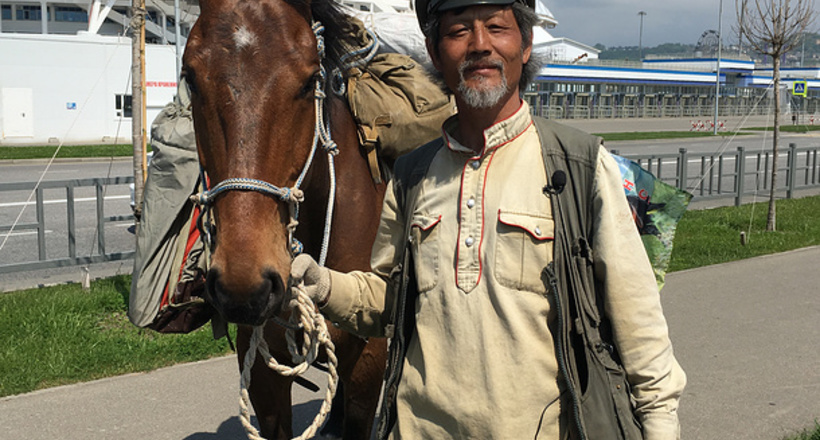 Відео: Китаєць на коні подорожує по містах Чемпіонату світу