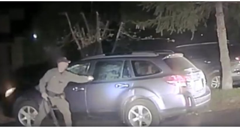 Відео: Поліцейський рятує застряглого в салоні автомобіля ведмедика