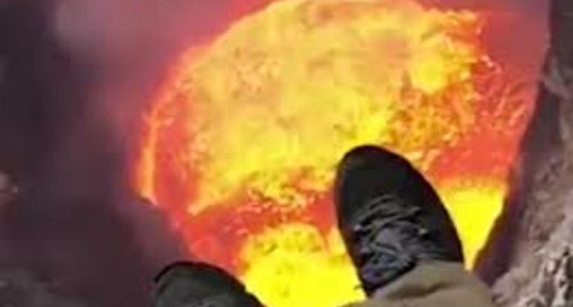 Відео: Пілот вертольота завис над вулканом і заглянув у саме жерло