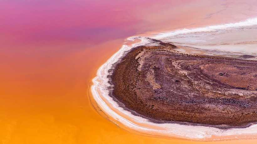 Озеро в Австралії стало кольоровим через повені