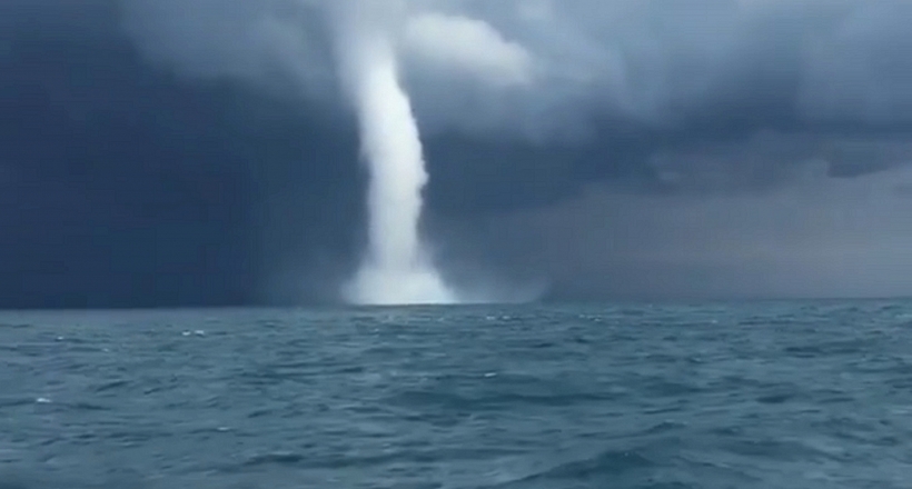 Рибалки зняли на відео поява над Чорним морем відразу двох смерчів 