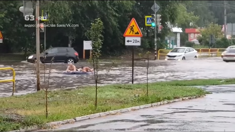 У Тольятті пройшла злива, і жителі змінили автомобілі на надувні матраци