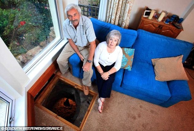 Британець виявив 30 років тому у вітальні колодязь і намагається її розкопати