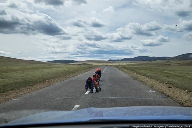 Як наносять розмітку на дорогах в Монголії