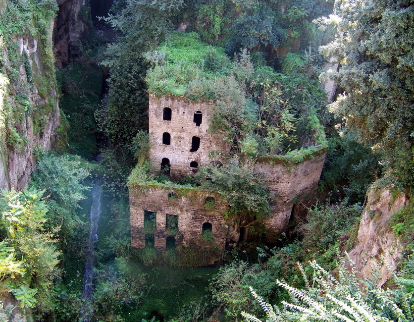 Valley of the Mills — покинуті млини на дні ущелини в Італії