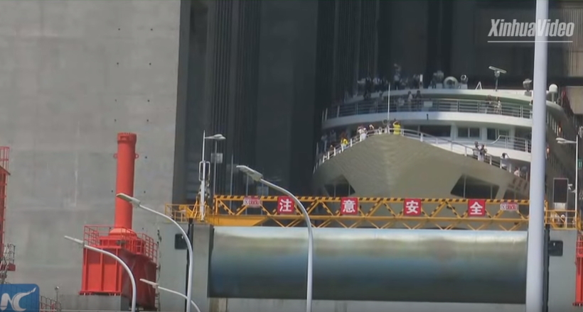 Відео: Як працює найбільший у світі ліфт для кораблів в Китаї