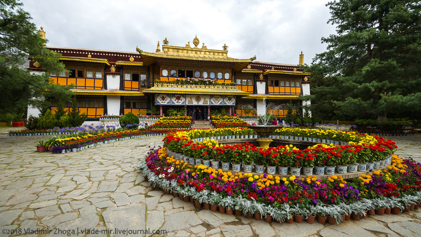 Норбулинка — літня резиденція далай-лами і найкрасивіший парк Тибету