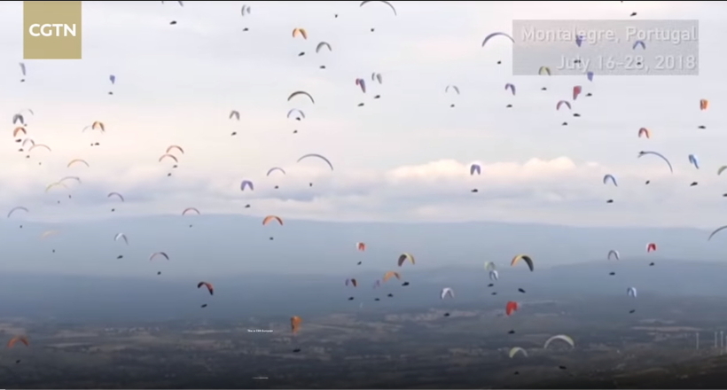 Відео: Відразу 150 парапланів в небі над Португалією