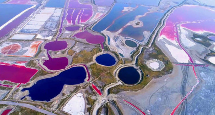 Відео: Тисячолітні озера в Китаї стали схожими на різнокольорову палітру художника