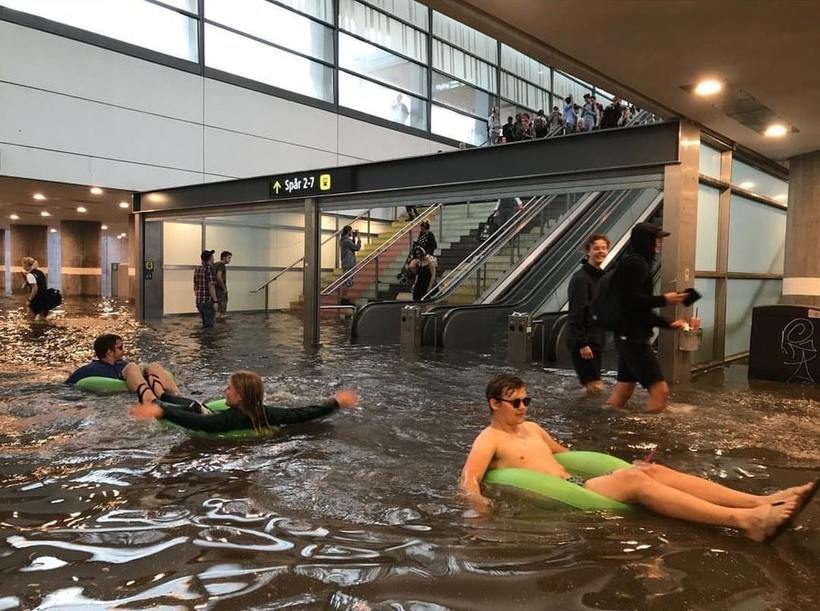 У Швеції затопило вокзал, і жителі використовували його як басейн