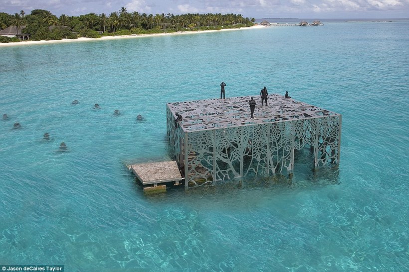 На Мальдівах відкрили художню галерею під водою
