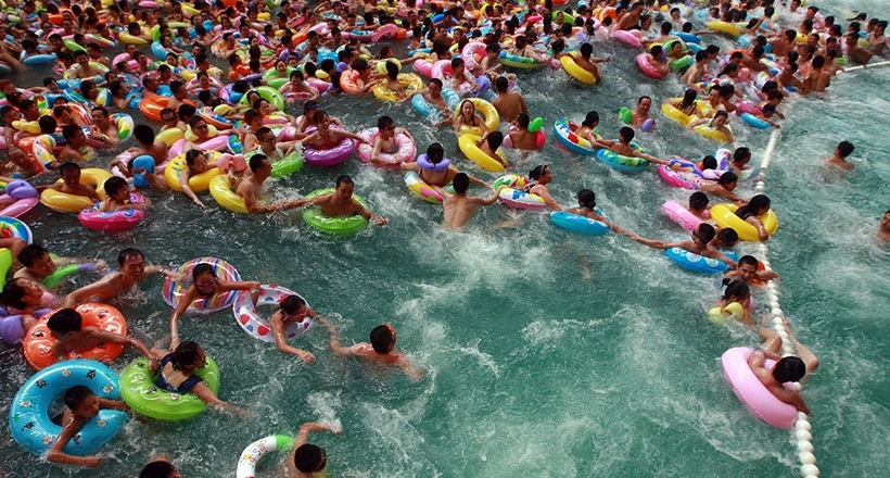 Відео: «Мільйон» китайців в одному басейні — як жителі Піднебесної рятуються від спеки