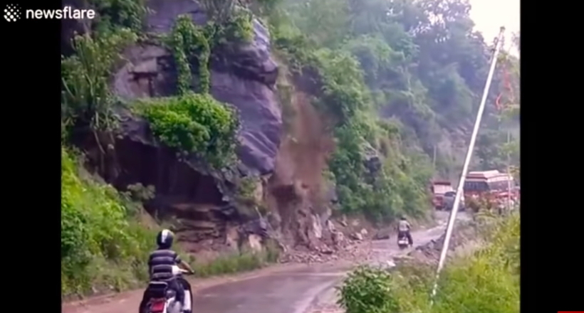 Відео: Лічені секунди допомогли мотоциклістові уникнути гірського обвалу