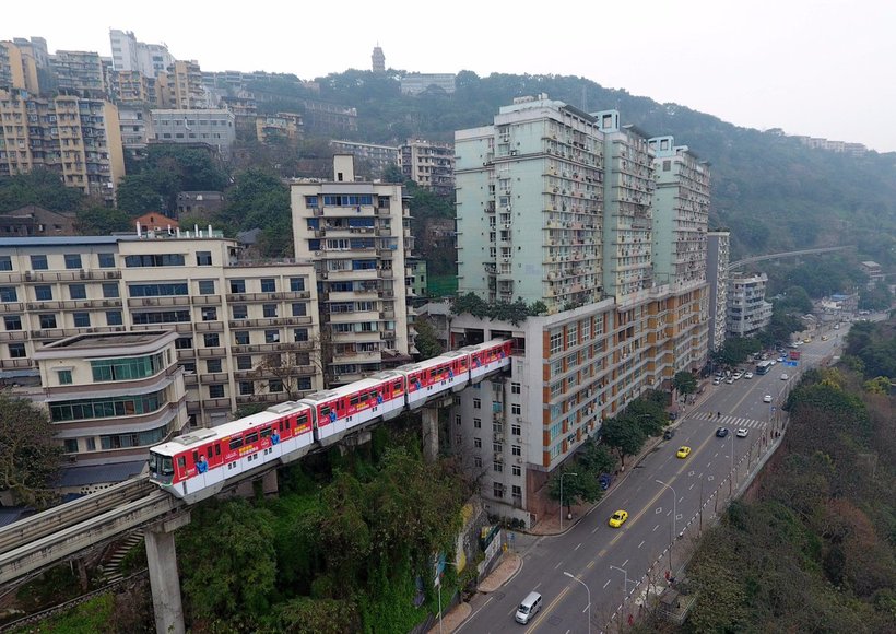 У китайському місті поїзд проходить прямо через багатоповерхівку