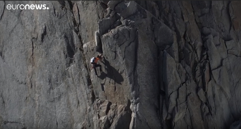 Відео: Альпініст підійнявся на вершину Монблан без страховки