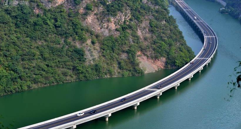 Відео: У Китаї побудовано найкрасивіше шосе над водою