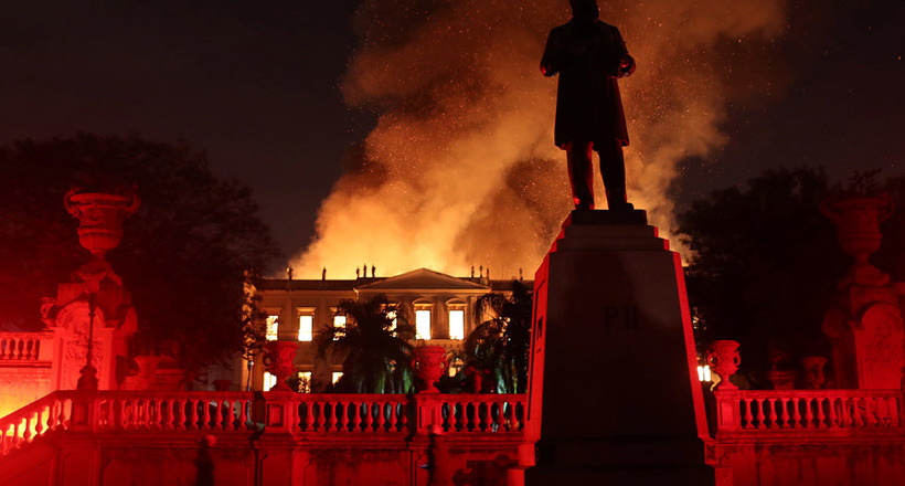У Бразилії згорів найстаріший музей країни, знищено 20 мільйонів експонатів