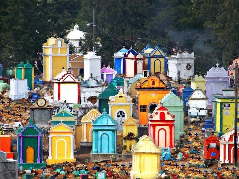 Чому кладовища Гватемали пофарбовані в яскраві кольори