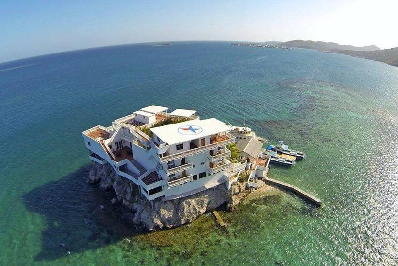 Райський готель, побудований на скелі посеред моря