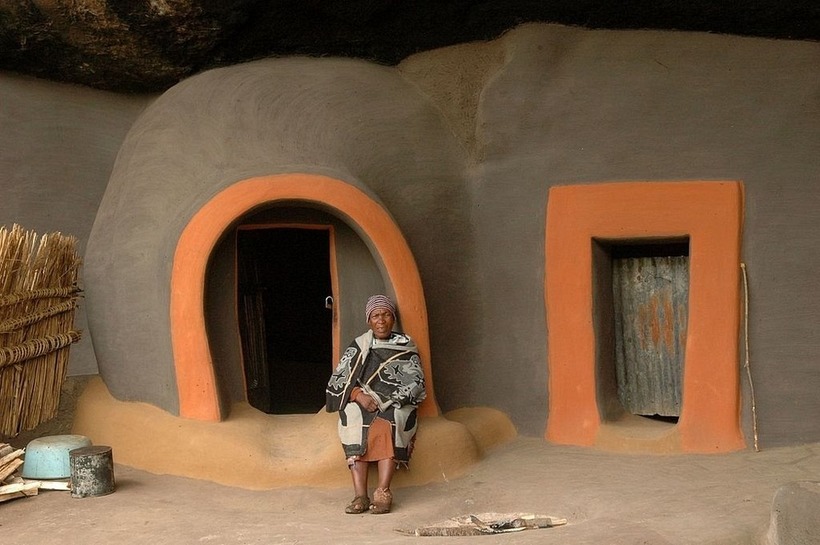 Як африканський народ збудував село в печерах, рятуючись від канібалізму
