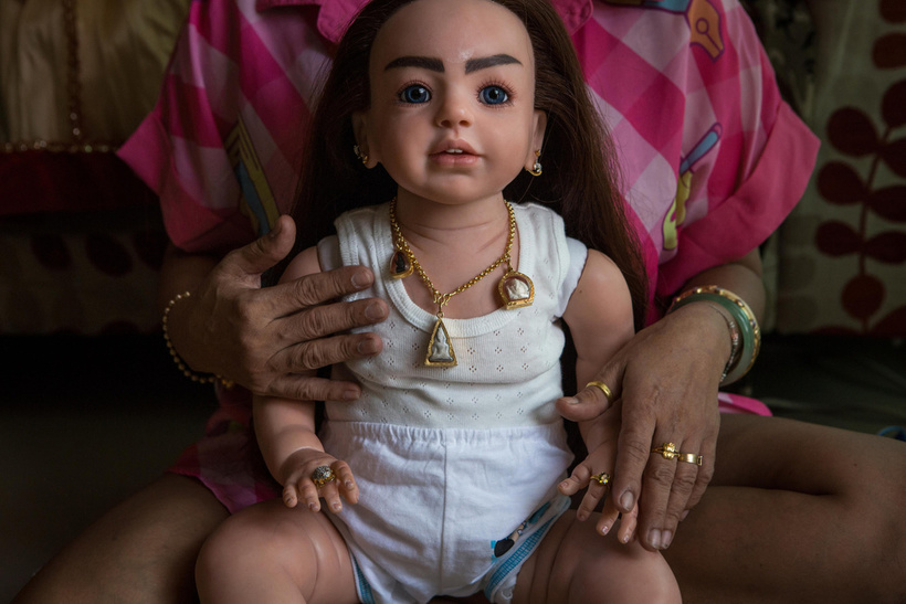 Як в Таїланді сходять з розуму по лялькам-божествам, з якими звертаються як з живими