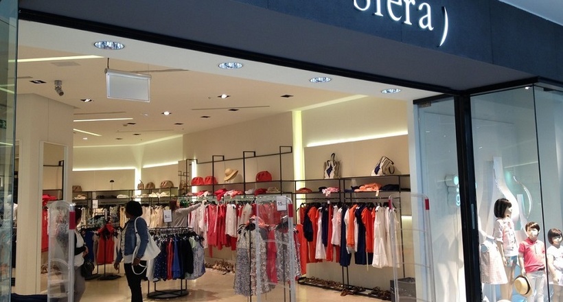 Боротьба з онлайн-шопінгом: в магазинах Іспанії хочуть брати гроші за примірку одягу