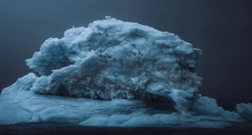 Атмосферні фото вічних айсбергів і зловісних темних вод в далекій Гренландії 
