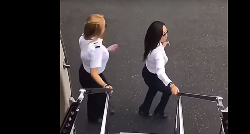 Відео: Жінки-пілоти станцювали Kiki Challenge у рухливого літака 