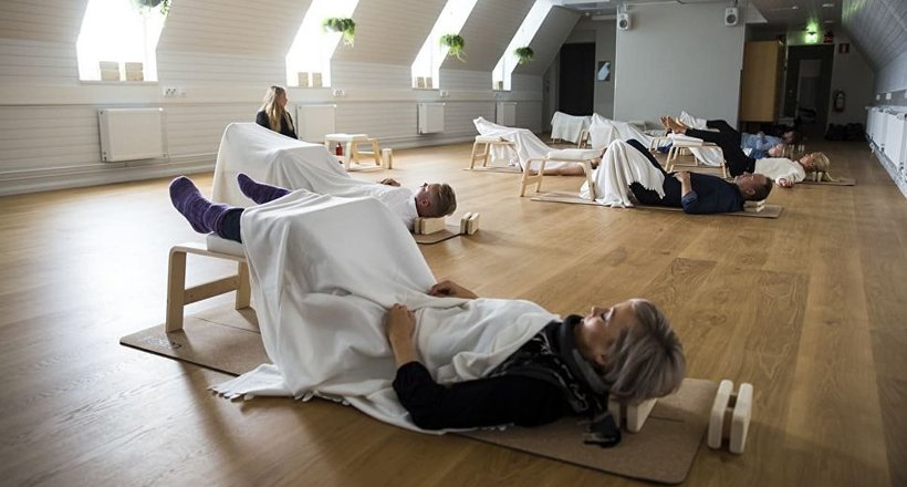 Сон серед білого дня: фіни практикують сон на роботі і наймають для цього інструкторів