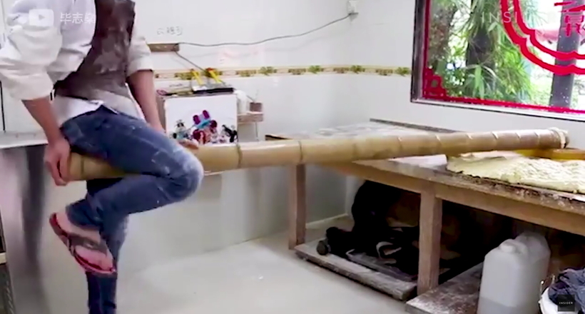 Відео: Старовинна техніка приготування китайської локшини за допомогою бамбукового жердини