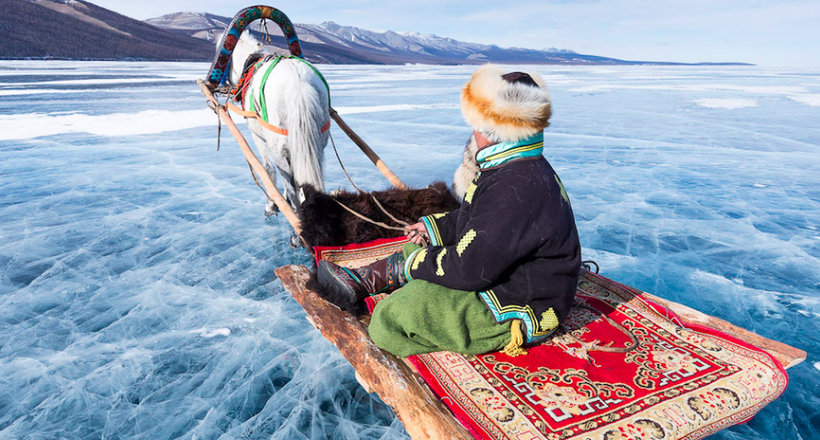 Фотограф показала знімки дивного фестивалю льоду на замерзлому озері монгольською