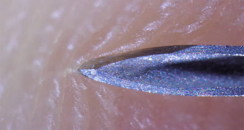 Відео: Як голка проникає в шкіру: звичайні предмети під мікроскопом 