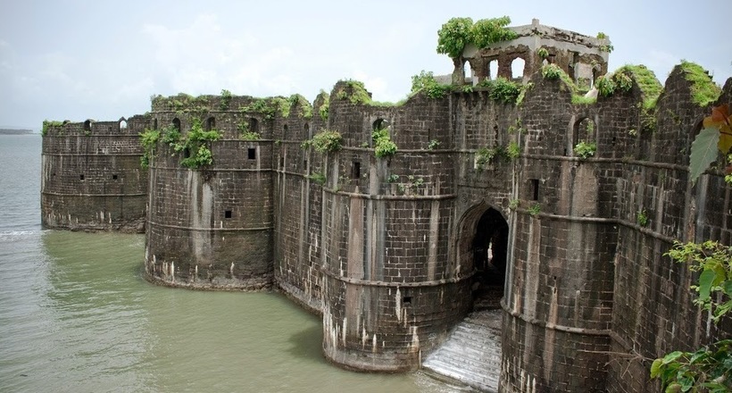 Неприступний форт Джанджира в Індії