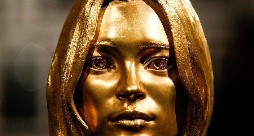 Золота Кейт Мосс і Феррарі: як пройшов перший аукціон, де всі лоти були з золота