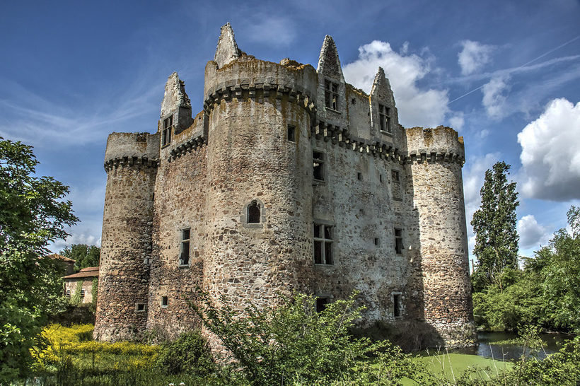 Як за 50 євро стати співвласником середньовічного замку у Франції 