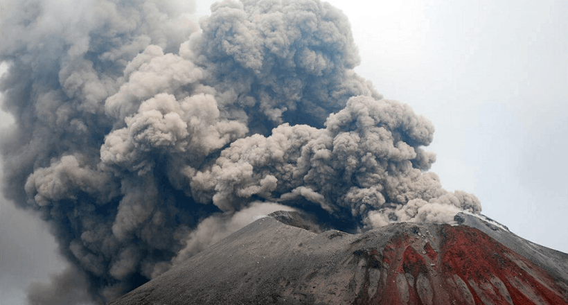 Відео виверження вулкана Кракатау в Індонезії 
