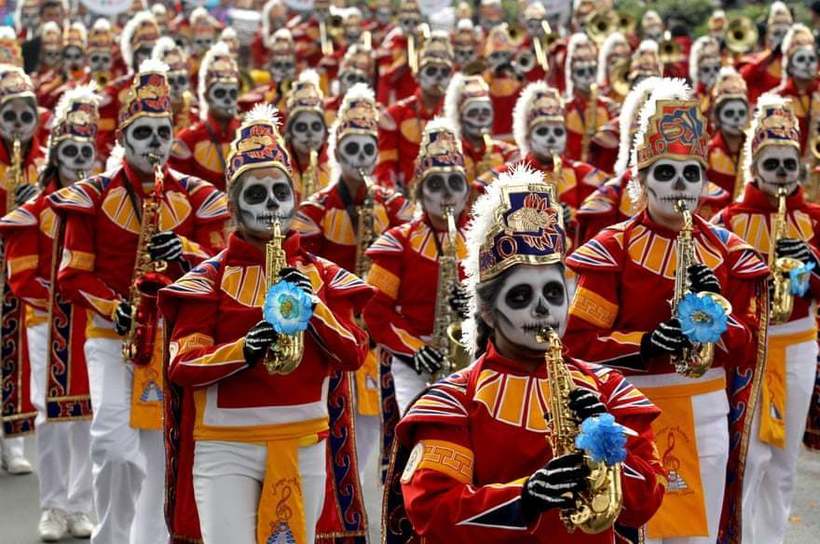 Сотні скелетів на вулицях Мехіко: як проходить парад на честь Дня мертвих